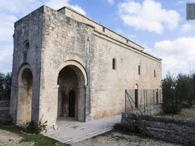 L'ingresso anteriore della chiesa di Ognissanti